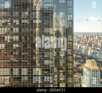 Ein Luftabschnitt eines großen Mehrfamilienhauses auf 57 Straße und der obere Teil der Trump Parc Wohnungen in NEW YORK CITY Stockfoto