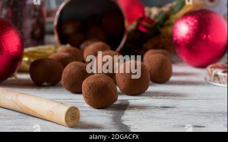 Hausgemachte weihnachten Marzipan Ball auf einem Tisch Stockfoto