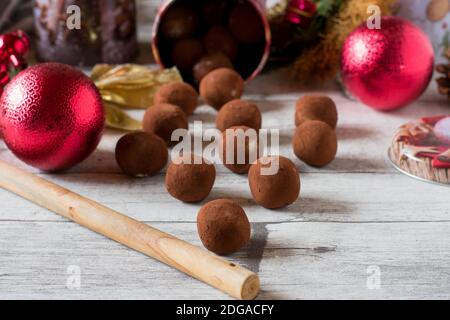 Hausgemachte Marzipan-Kartoffeln auf einem Tisch für die weihnachtszeit Stockfoto