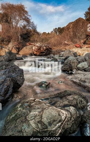 Kleiner Wasserfall in den Bergen von Nord Kalifornien Stockfoto