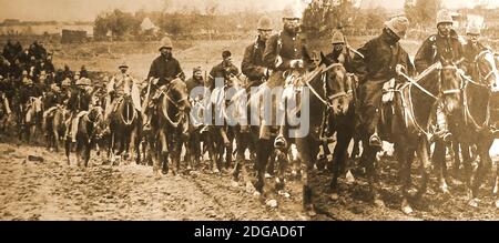 Ein altes Foto, das britische Reitertruppen/Infanterietruppen zeigt, die im Burenkrieg tätig waren. Lord Roberts befahl allen britischen Bataillonen, bei der Ankunft eine berittene Infanterie-Kompanie zur Verfügung zu stellen. Die berittene Infanterie bestand aus Männern, die als Infanterie ausgerüstet und ausgebildet waren, bewaffnet mit dem Infanteriegewehr (d.h. nicht dem Kavalleriekarabiner). Diese besondere Gruppe erscheint schlachtmüde mit einem Soldaten an der Front fast schlafend. Stockfoto