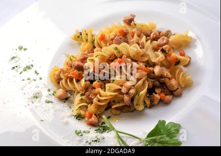 Fusilli mit Bolognese-Sauce, italienische Pasta mit Rindersoße Stockfoto