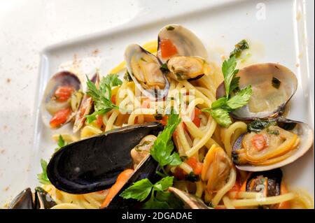 Spaghetti mit Venusmuscheln, Muscheln und Tomatensauce - italienische Pasta mit Meeresfrüchten, Nahaufnahme Stockfoto