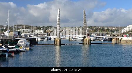 Eine doppelte Bascule Hebe Fußgängerbrücke über den Eingang zum Inner Dock, Torquay Hafen. Stockfoto