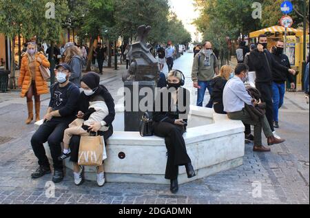 Leute gehen für einen Spaziergang an der Ermou Straße in Athen, Griechenland, 5. November 2020. Stockfoto