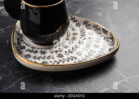 Gold bemalte Keramik türkischen Kaffeetasse auf dem Tisch Stockfoto