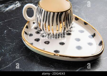 Gold bemalte Keramik türkischen Kaffeetasse auf dem Tisch Stockfoto