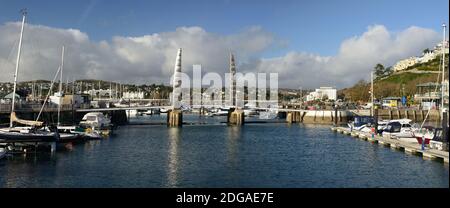 Eine doppelte Bascule Hebe Fußgängerbrücke über den Eingang zum Inner Dock, Torquay Hafen. Stockfoto