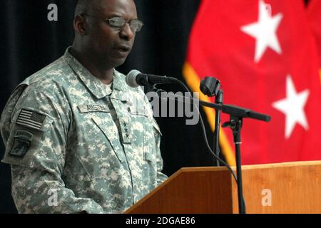 U.S. Army General Lloyd J. Austin III, Kommandant des multinationalen Korps Irak, hält die Grundsatzrede bei einer Gedenkfeier 9/11 im Al Faw Palace am 11. September 2008 in Bagdad, Irak. Stockfoto