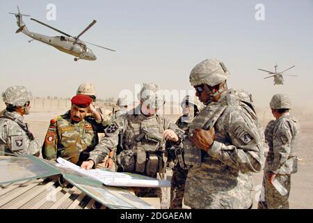 U.S. Army LT. General Lloyd J. Austin III, rechts, Kommandant des XVIII Airborne Corps, spricht mit Col. Jeffrey L. Bannister, Mitte, und Irakischer Brig. General Abdulah, links, während eines Feldtreffens am 11. September 2007 außerhalb von Bagdad, Irak. Stockfoto