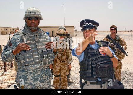 Ein britischer Polizist begleitet US Army LT. General Lloyd J. Austin III, links, Kommandant der multinationalen Streitkräfte Irak, während eines Besuchs im Lager Shaiva 4. Mai 2008 in Basra, Irak. Das Camp Shaiva beherbergt das militärische Übergangsteam, wo die irakische Polizei von britischen Streitkräften ausgebildet wird. Stockfoto