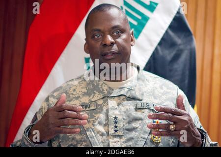 U.S. Forces Iraq Commander Gen. Lloyd J. Austin III, hält eine Ansprache, nachdem er am 15. September 2011 in Bagdad, Irak, eine Auszeichnung erhalten hat. Stockfoto