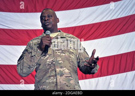 U.S. Army Gen. Lloyd J. Austin III, Kommandant des U.S. Central Command, spricht mit der Besatzung in der Hangarbucht während eines Allhandanrufs an Bord des Flugzeugträgers USS George H.W. Bush 26. Juli 2014 im Arabischen Meer. Stockfoto