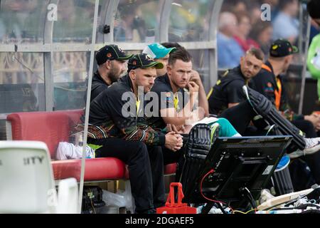 Sydney, Australien. Dezember 2020. Aaron Finch aus Australien beobachtet den Monitor beim 3. Dettol ODI T20I Series Match zwischen Australien und Indien am 8. Dezember 2020 auf dem Sydney Cricket Ground, Sydney, Australien. Foto von Peter Dovgan. Nur redaktionelle Verwendung, Lizenz für kommerzielle Nutzung erforderlich. Keine Verwendung bei Wetten, Spielen oder Veröffentlichungen einzelner Vereine/Vereine/Spieler. Kredit: UK Sports Pics Ltd/Alamy Live Nachrichten Stockfoto