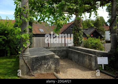 Das roman Triclinium, oder Essbereich, in den Gärten des Fishbourne Roman Palace, Chichester, England. Stockfoto