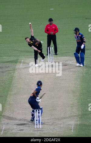 Sydney, Australien. Dezember 2020. Daniel Sams of Australia bowls beim 3. Dettol ODI T20I Series Match zwischen Australien und Indien am Sydney Cricket Ground, Sydney, Australien am 8. Dezember 2020. Foto von Peter Dovgan. Nur redaktionelle Verwendung, Lizenz für kommerzielle Nutzung erforderlich. Keine Verwendung bei Wetten, Spielen oder Veröffentlichungen einzelner Vereine/Vereine/Spieler. Kredit: UK Sports Pics Ltd/Alamy Live Nachrichten Stockfoto