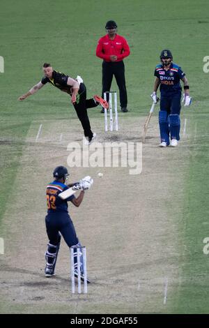 Sydney, Australien. Dezember 2020. Daniel Sams of Australia bowls beim 3. Dettol ODI T20I Series Match zwischen Australien und Indien am Sydney Cricket Ground, Sydney, Australien am 8. Dezember 2020. Foto von Peter Dovgan. Nur redaktionelle Verwendung, Lizenz für kommerzielle Nutzung erforderlich. Keine Verwendung bei Wetten, Spielen oder Veröffentlichungen einzelner Vereine/Vereine/Spieler. Kredit: UK Sports Pics Ltd/Alamy Live Nachrichten Stockfoto