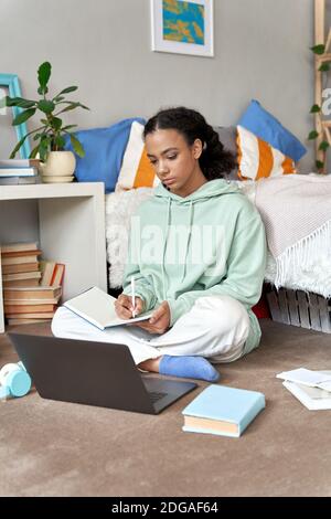 Gemischtes Rennen teen Mädchen Student virtuelle Remote Learning online mit Laptop. Stockfoto