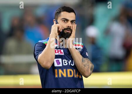 Sydney, Australien. Dezember 2020. Virat Kohli aus Indien auf seinem Handy beim 3. Dettol ODI T20I Series Match zwischen Australien und Indien am Sydney Cricket Ground, Sydney, Australien am 8. Dezember 2020. Foto von Peter Dovgan. Nur redaktionelle Verwendung, Lizenz für kommerzielle Nutzung erforderlich. Keine Verwendung bei Wetten, Spielen oder Veröffentlichungen einzelner Vereine/Vereine/Spieler. Kredit: UK Sports Pics Ltd/Alamy Live Nachrichten Stockfoto