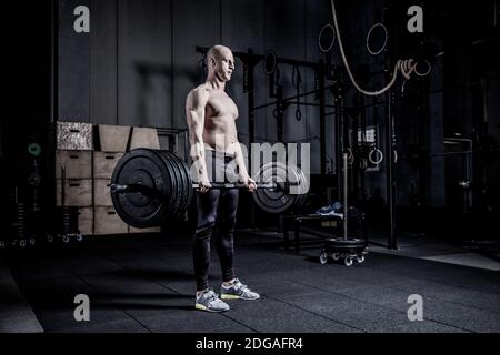 Muskulöser Mann Tut Schwere Deadlift Übung. Dramatische Farbkorrektur. Stockfoto