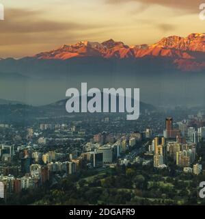 Sonnenuntergangsszene Santiago de Chile Luftaufnahme Stockfoto