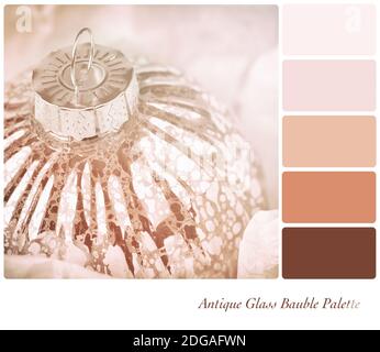 Weihnachtsbaumkugel aus antikem Glas in zarten Farbtönen. In einer Farbpalette mit kostenlosen Farbfeldern. Stockfoto