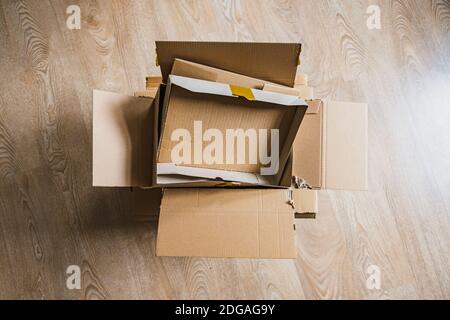 Eine Draufsicht auf leere Papppakete vom Versand aus Ein Online-Shop Stockfoto