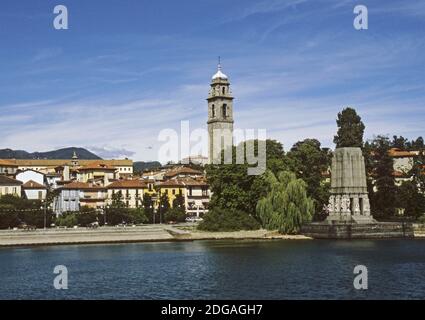 Die Stadt Pallanza mit dem Cadorna Mausoleum auf der rechten Seite, Lago Maggiore, Piemont, Italien Stockfoto