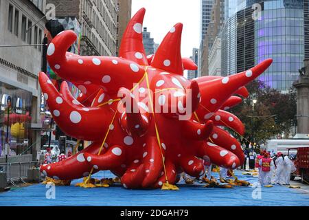 Ballone werden auf der Parade-Route bei der 94. Macy's Thanksgiving Day Parade in New York City am 26. November 2020 festgebunden. (Foto: Gordon Donovan) Stockfoto