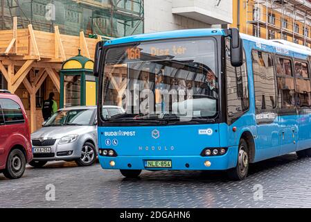 Personenbus auf der Straße der Stadt Budapest, Ungarn. Stockfoto