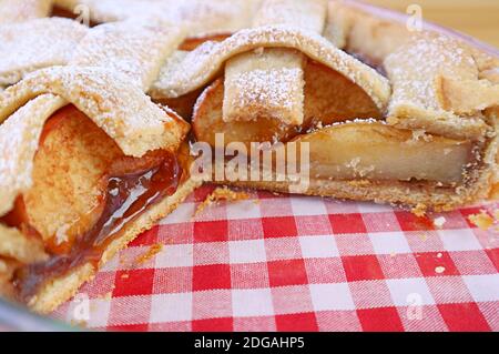 Nahaufnahme der köstlichen hausgemachten Apfelkuchen Füllung Textur in Die Backglasschale Stockfoto