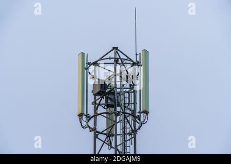 Telekommunikationsturm von 4G und 5G Cellular mit Antennensender Stockfoto