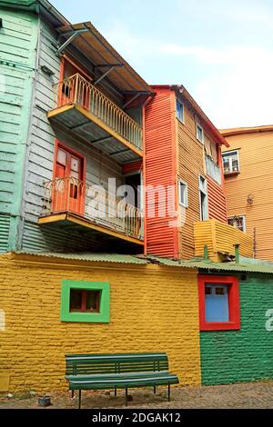 Bunt bemalte Außenansicht der Häuser in La Boca Nachbarschaft, Buenos Aires, Argentinien, Südamerika Stockfoto