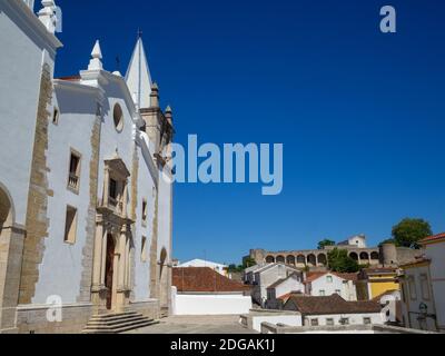 St. Vincent Kirche und Abrantes Schloss im Hintergrund, Portugal Stockfoto