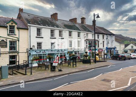 Geschäfte und Restaurants im Stadtzentrum von Corwen in Nordwales Stockfoto