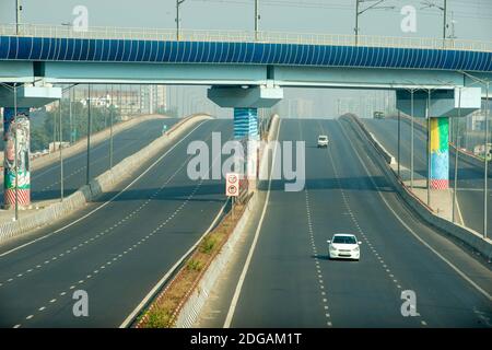 Neu Delhi, Indien. Dezember 2020. Ein Blick auf die mehrspurige Autobahn am Bharat Band während der Demonstration.Farmers Union forderte ein eintägiges Bharat Band, gegen die Regierung, die einen Tag vor der letzten Runde der Gespräche mit der Regierung gegen die umstrittenen neuen Agrargesetze kam. Bharat Band bedeutet landesweite Schließung in Indien. Kredit: SOPA Images Limited/Alamy Live Nachrichten Stockfoto