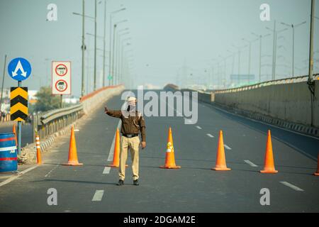 Neu Delhi, Indien. Dezember 2020. Polizeipersonal auf einer leeren verbarrikadierten Autobahn auf dem Bharat Band während der Demonstration.Farmers Union forderte ein eintägiges Bharat Band, gegen die Regierung, die einen Tag vor der letzten Runde der Gespräche mit der Regierung gegen die umstrittenen neuen Agrargesetze kam. Bharat Band bedeutet landesweite Schließung in Indien. Kredit: SOPA Images Limited/Alamy Live Nachrichten Stockfoto