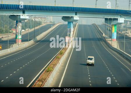 Neu Delhi, Indien. Dezember 2020. Ein Blick auf die mehrspurige Autobahn am Bharat Band während der Demonstration.Farmers Union forderte ein eintägiges Bharat Band, gegen die Regierung, die einen Tag vor der letzten Runde der Gespräche mit der Regierung gegen die umstrittenen neuen Agrargesetze kam. Bharat Band bedeutet landesweite Schließung in Indien. Kredit: SOPA Images Limited/Alamy Live Nachrichten Stockfoto