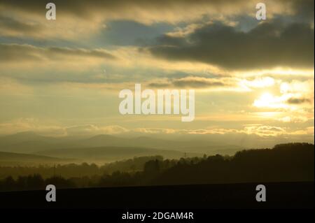 Fulda, Deutschland. Dezember 2020. Blick vom Ortsteil Dietershan bei Sonnenaufgang auf die Höhen des Naturparks Hessische Rhön. Quelle: Andreas Arnold/dpa/Alamy Live News Stockfoto