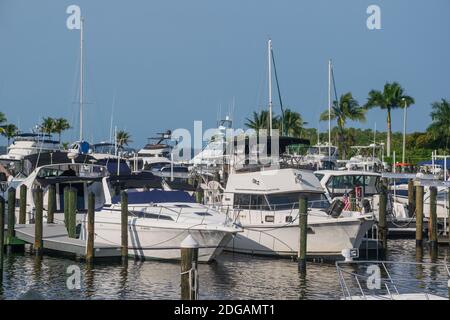 Cape Coral, Florida, USA - 29. April 2015. Foto von Booten, die an einem sonnigen Aprilmorgen in einer Marina in Cape Coral Florida angedockt sind. Stockfoto