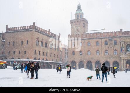 Die Leute genießen den Schnee fallen auf der Piazza Maggiore, Bologna, Emilia Romagna, Italien Stockfoto