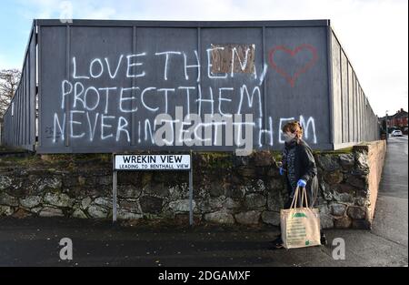 Anti-Impf-Propaganda Graffiti wurde an die Wände gesprüht, um eine stillgelegte Kneipe in Madeley, Telford, Shropshire. Anti-Impfstoff-Kredit: David Bagnall Stockfoto