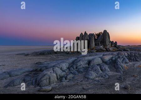 Monolith Felsen nach Sonnenuntergang auf Kubu Island Stockfoto