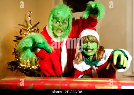 GEEK ART - Bodypainting und Transforming: 'Der Grinch stiehlt Weihafteren' Fotoshooting mit Enrico Lein als Grinch und Maria Skupin als Frau Grinch in der Villa Czarnecki. Hamelin, 7. Dezember 2020 - EIN Projekt der Fotografin Tschiponnique Skupin und der Bodypainters und Transformatoren Enrico Lein Stockfoto