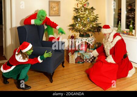 GEEK ART - Bodypainting und Transforming: 'Der Grinch stiehlt Weihafteren' Fotoshooting mit Enrico Lein als Grinch, Maria Skupin als Frau Grinch und Fabian Zesiger als Weihaftertmann in der Villa Czarnecki. Hamelin, 7. Dezember 2020 - EIN Projekt der Fotografin Tschiponnique Skupin und der Bodypainters und Transformatoren Enrico Lein Stockfoto