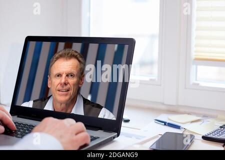 Zwei Geschäftsleute, die online in einer Geschäftsbesprechung per Video sprechen Anruf - Fokus auf dem Bildschirm Stockfoto