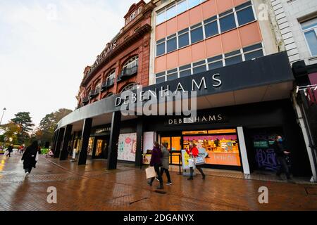 Bournemouth, Dorset, Großbritannien. Dezember 2020. Allgemeine Ansicht außerhalb des Debenhams Kaufhauses in Bournemouth in Dorset, das geschlossen werden soll, wenn ein Rettungsvertrag mit Fraser Groups Mike Ashley abgelehnt wird. Bild: Graham Hunt/Alamy Live News Stockfoto