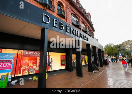 Bournemouth, Dorset, Großbritannien. Dezember 2020. Allgemeine Ansicht außerhalb des Debenhams Kaufhauses in Bournemouth in Dorset, das geschlossen werden soll, wenn ein Rettungsvertrag mit Fraser Groups Mike Ashley abgelehnt wird. Bild: Graham Hunt/Alamy Live News Stockfoto