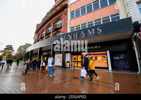 Bournemouth, Dorset, Großbritannien. Dezember 2020. Allgemeine Ansicht außerhalb des Debenhams Kaufhauses in Bournemouth in Dorset, das geschlossen werden soll, wenn ein Rettungsvertrag mit Fraser Groups Mike Ashley abgelehnt wird. Bild: Graham Hunt/Alamy Live News Stockfoto