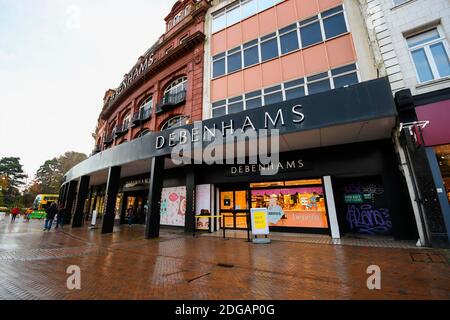 Bournemouth, Dorset, Großbritannien. Dezember 2020. Allgemeine Ansicht außerhalb des Debenhams Kaufhauses in Bournemouth in Dorset, das geschlossen werden soll, wenn ein Rettungsvertrag mit Fraser Groups Mike Ashley abgelehnt wird. Bild: Graham Hunt/Alamy Live News Stockfoto